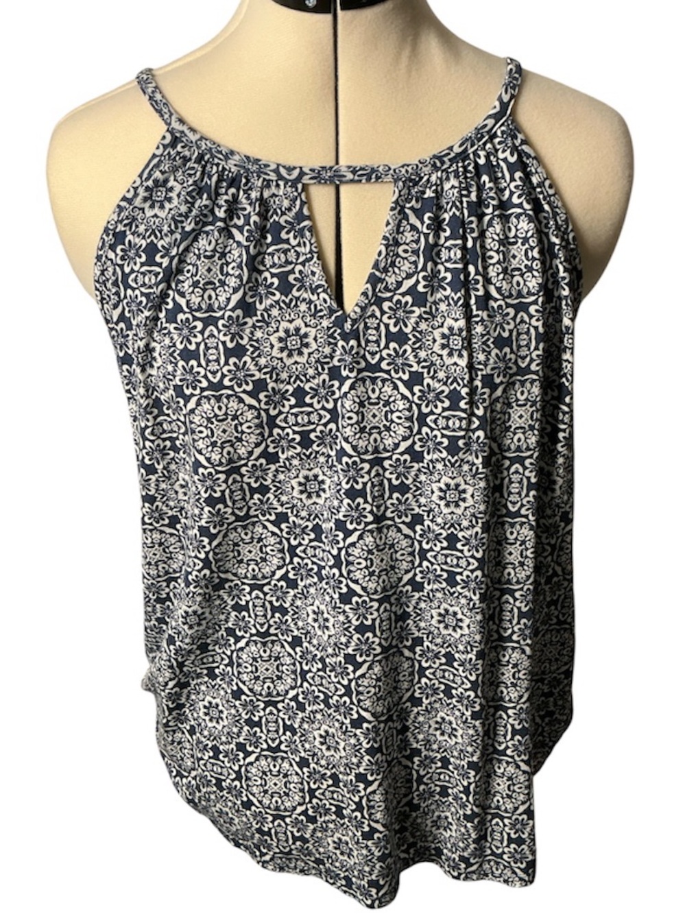 Keyhole sleeveless loose fit blouse